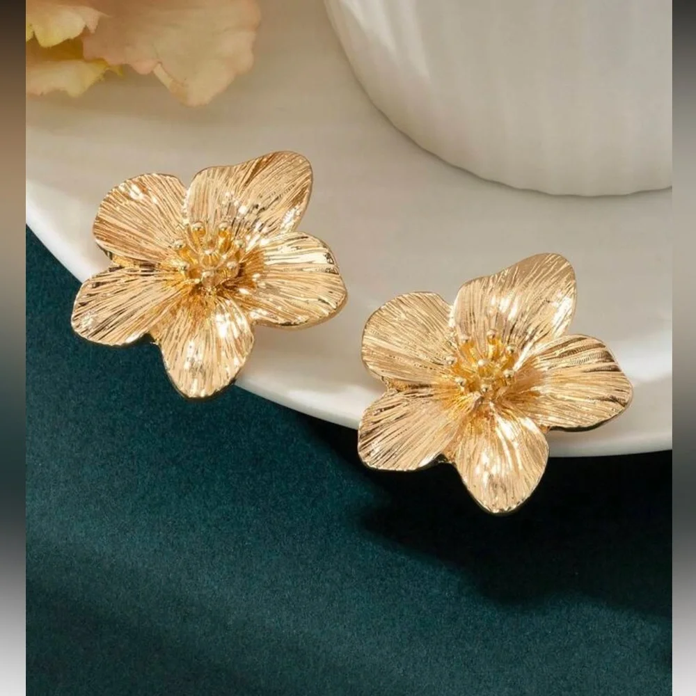Flower Shaped Earrings - Picture 3 of 5